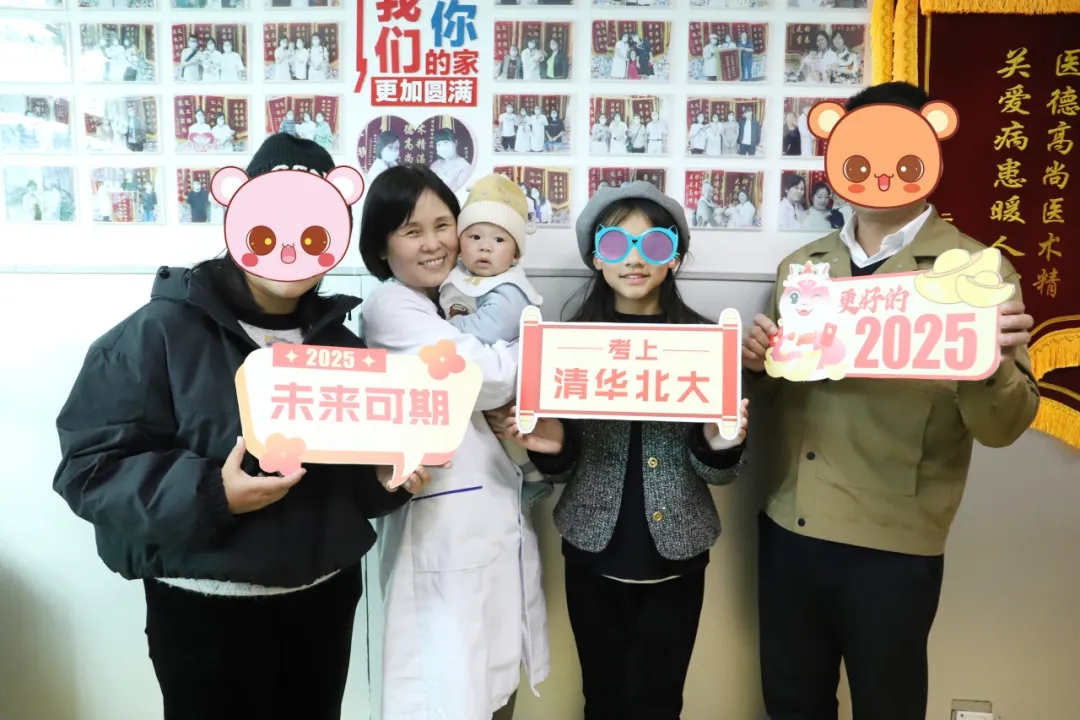 彝族阿依一家人与何庆医生合照