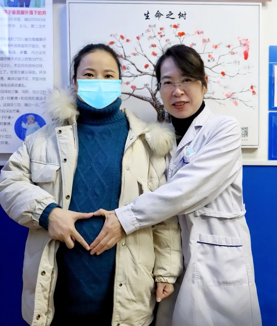 成都不孕不育医院金凤平医生与患者合照