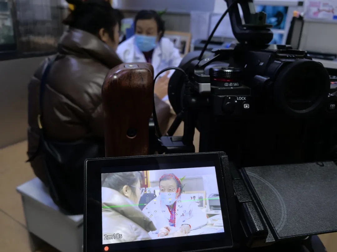 央视《记住乡愁》用镜头记录下谢蜀祥教授日常坐诊