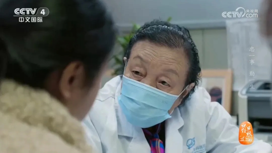 谢蜀祥教授在四川省生殖专科医院看诊中